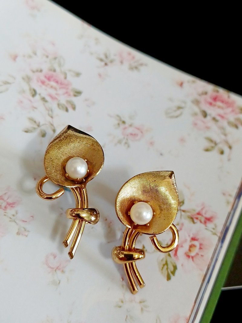 vintage jewelry  典雅立体珍珠海芋 夹式耳环 - 耳环/耳夹 - 其他金属 