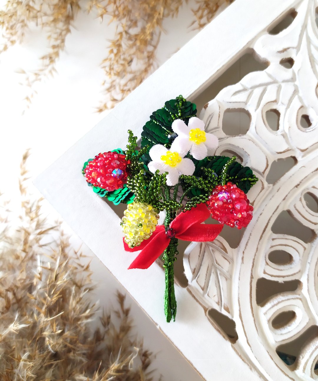 Strawberry brooch pin. Red beaded strawberry pin. Fruit jewelry. gift for her. - 胸针 - 其他金属 红色