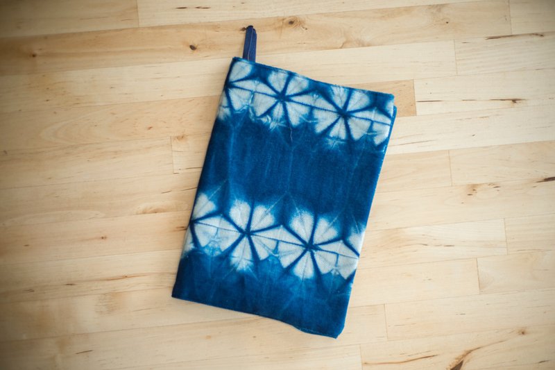 缝染花朵。天然蓝染。手工A5书套/书衣 - 书衣/书套 - 棉．麻 蓝色