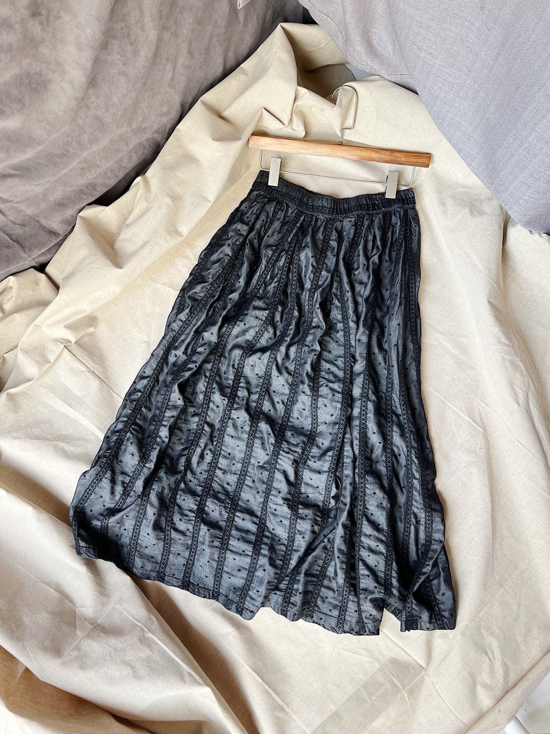 亮面光泽布 刺绣蕾丝大裙摆 伸缩腰 下身裙子半身裙ボトムスskirt - 裙子 - 棉 黑色