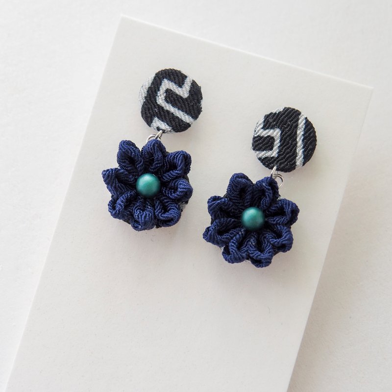 【拼布游戏】黑白拼深蓝墨绿剑花定制耳环耳夹 14kgf 925 - 耳环/耳夹 - 聚酯纤维 蓝色