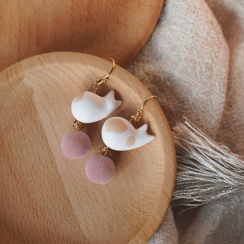 TeaTime  她的奶茶斑纹猫咪 灰粉绒球款  耳环耳夹 - 耳环/耳夹 - 粘土 