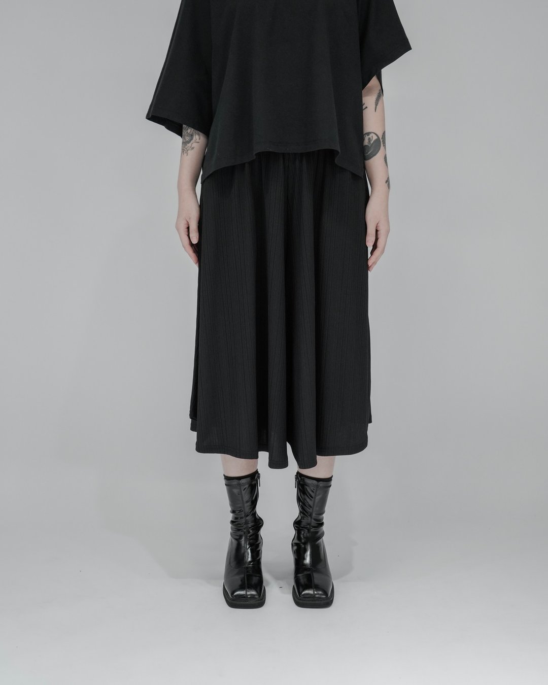MUKK DESIGN 细坑条六分宽裤裙 - 女装短裤 - 聚酯纤维 黑色