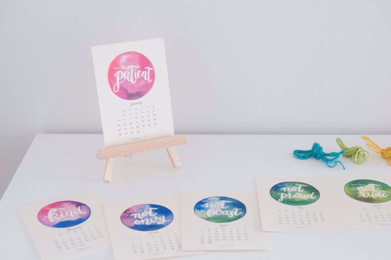 爱是... 2018 - 双面印刷水彩小画卡月历 | 小木画架 | 第二版 - 年历/台历 - 纸 多色