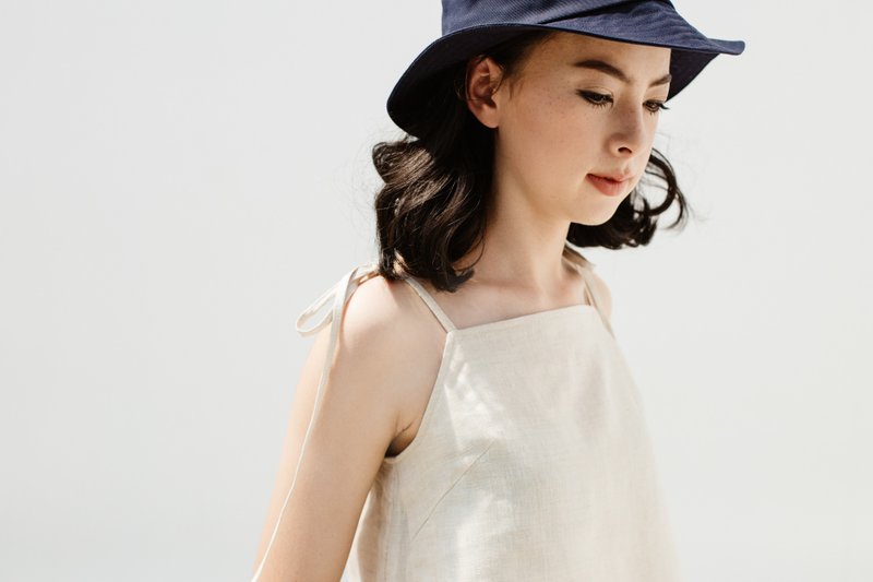 可爱细肩带背心-奶油色 - 女装背心 - 棉．麻 卡其色