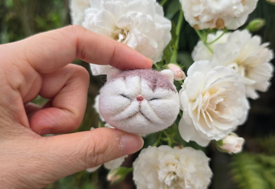 羊毛毡睡觉小猫咪别针现货限量扁脸猫白灰款 - 徽章/别针 - 羊毛 白色