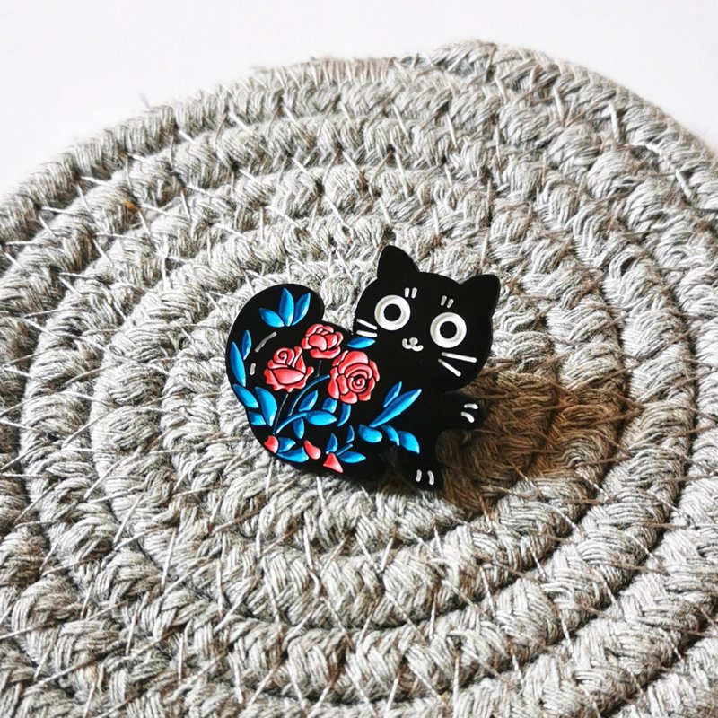Plus 1 可爱黑色花猫金属徽章胸针心口针 - 胸针 - 其他金属 多色
