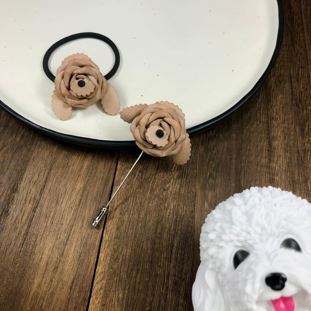 【贵妇狗x皮革小玫瑰】发圈l襟针l项链【玩具贵宾犬】【Poodle】 - 胸针 - 真皮 咖啡色