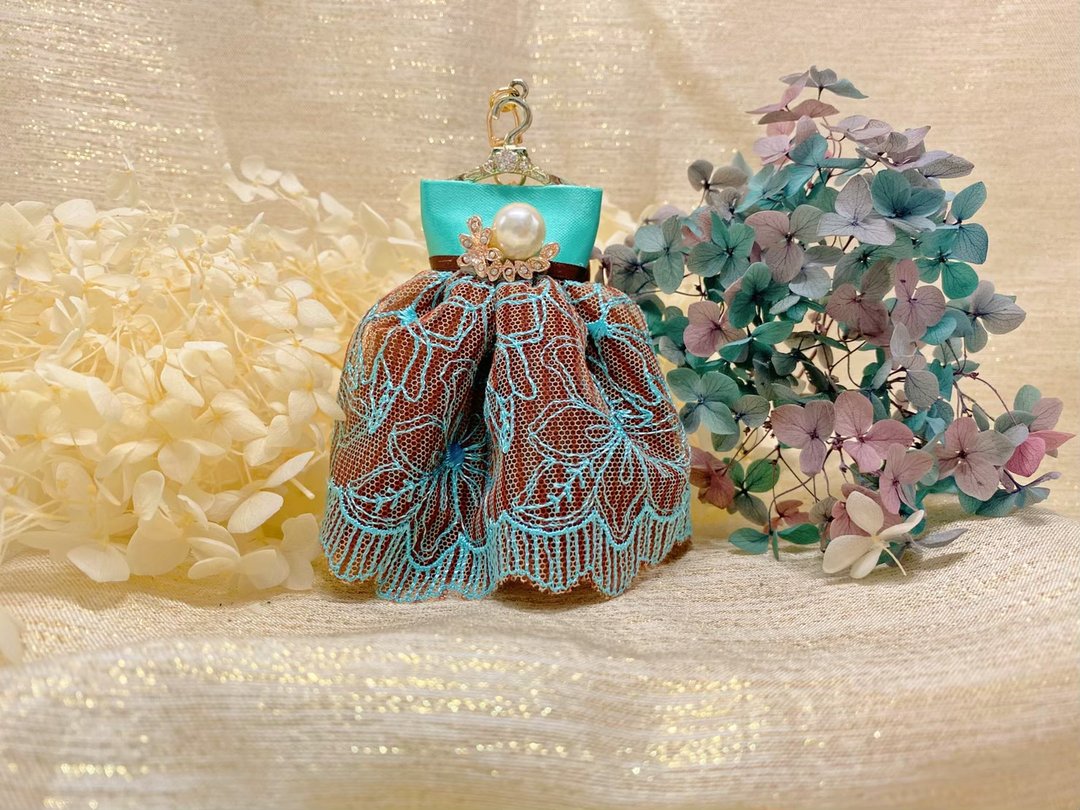 梦幻蕾丝小礼服吊饰 /钥匙圈 - 蒂安娜缪思 - 吊饰 - 棉．麻 