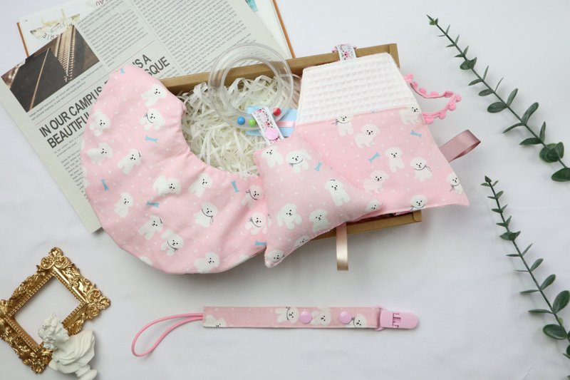 弥月礼盒│六层纱口水巾 安抚巾 奶嘴链 手摇铃:::比熊犬 - 满月礼盒 - 棉．麻 粉红色