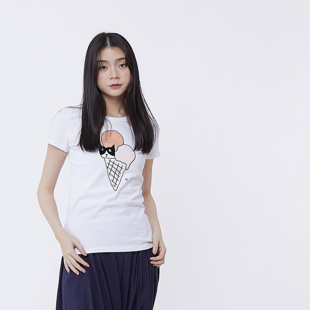 貓躲冰淇淋 短袖 蜜桃棉 女T 純白 - 女装 T 恤 - 棉 白色