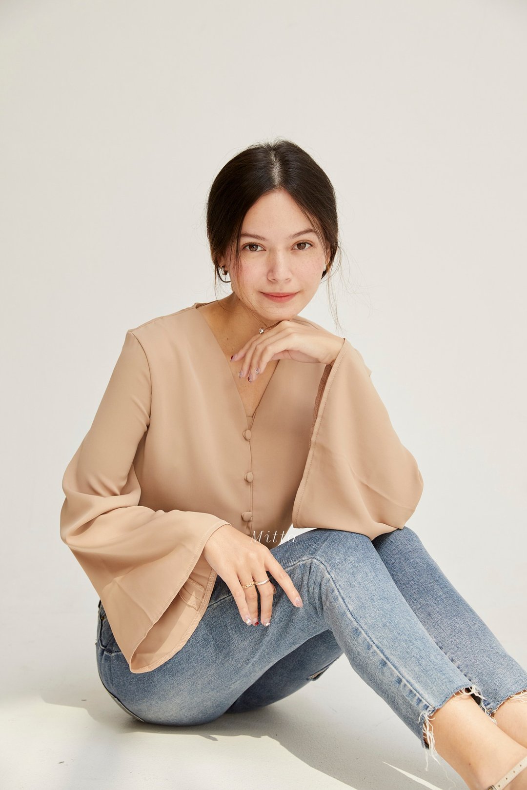 Butterfly blouse - Women's long sleeved blouse - Mitta - 女装上衣 - 聚酯纤维 卡其色