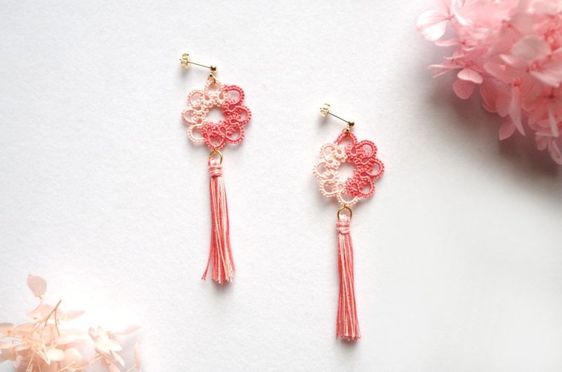 Tatting lace two-tone tassel earrings cherry blossom - 耳环/耳夹 - 棉．麻 粉红色