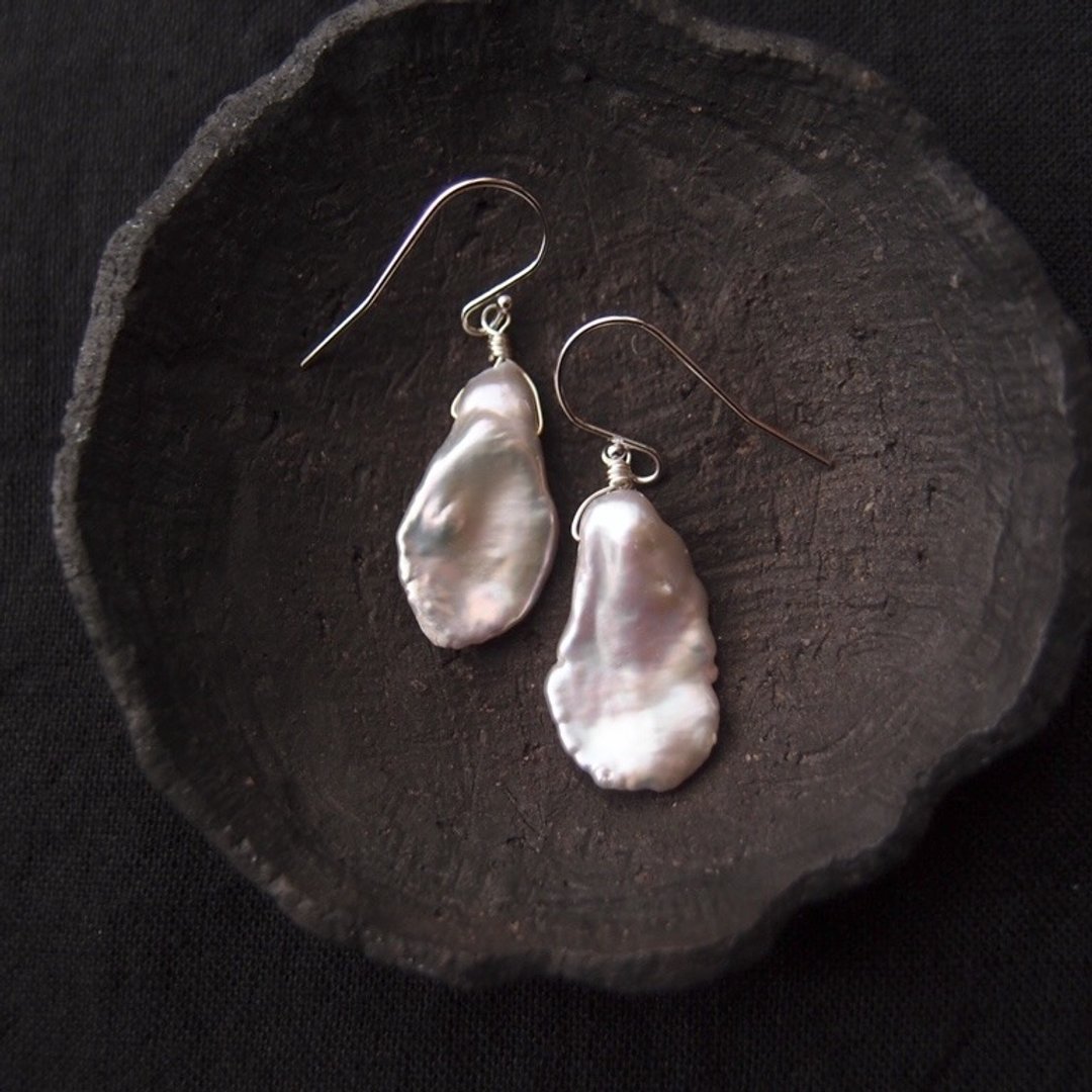 【SV】Petal Pearl Earrings 花瓣珍珠 钩针耳环 灰色 - 耳环/耳夹 - 宝石 银色