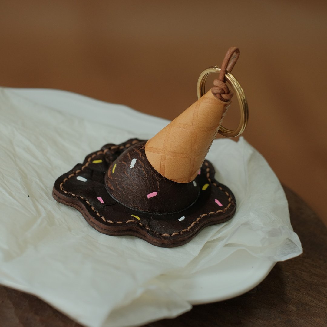 棕色冰淇淋真皮手工挂饰 包包挂饰钥匙扣挂件 - 钥匙链/钥匙包 - 真皮 咖啡色