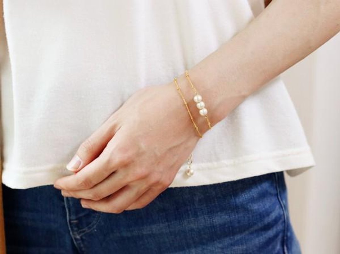 Cotton pearl double chain ball chain bracelet - 手链/手环 - 其他金属 白色