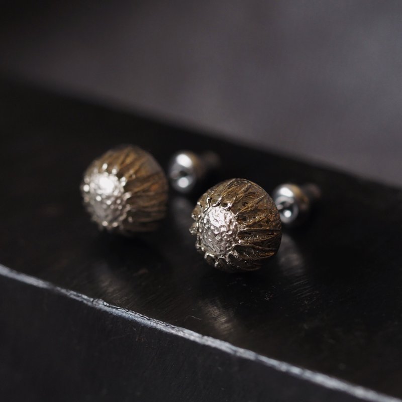 限量－钮扣系列－立体蚀刻银果耳环 - 耳环/耳夹 - 铜/黄铜 银色