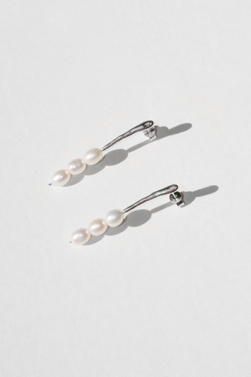 Pearl Cloud Earring 珍珠云朵耳饰 - 耳环/耳夹 - 纯银 银色