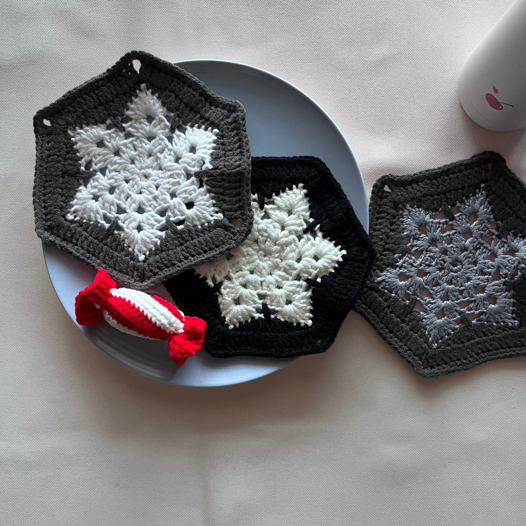 钩织杯垫 编织杯垫 毛线杯垫 雪花杯垫 圣诞礼物套组 - 杯垫 - 羊毛 银色