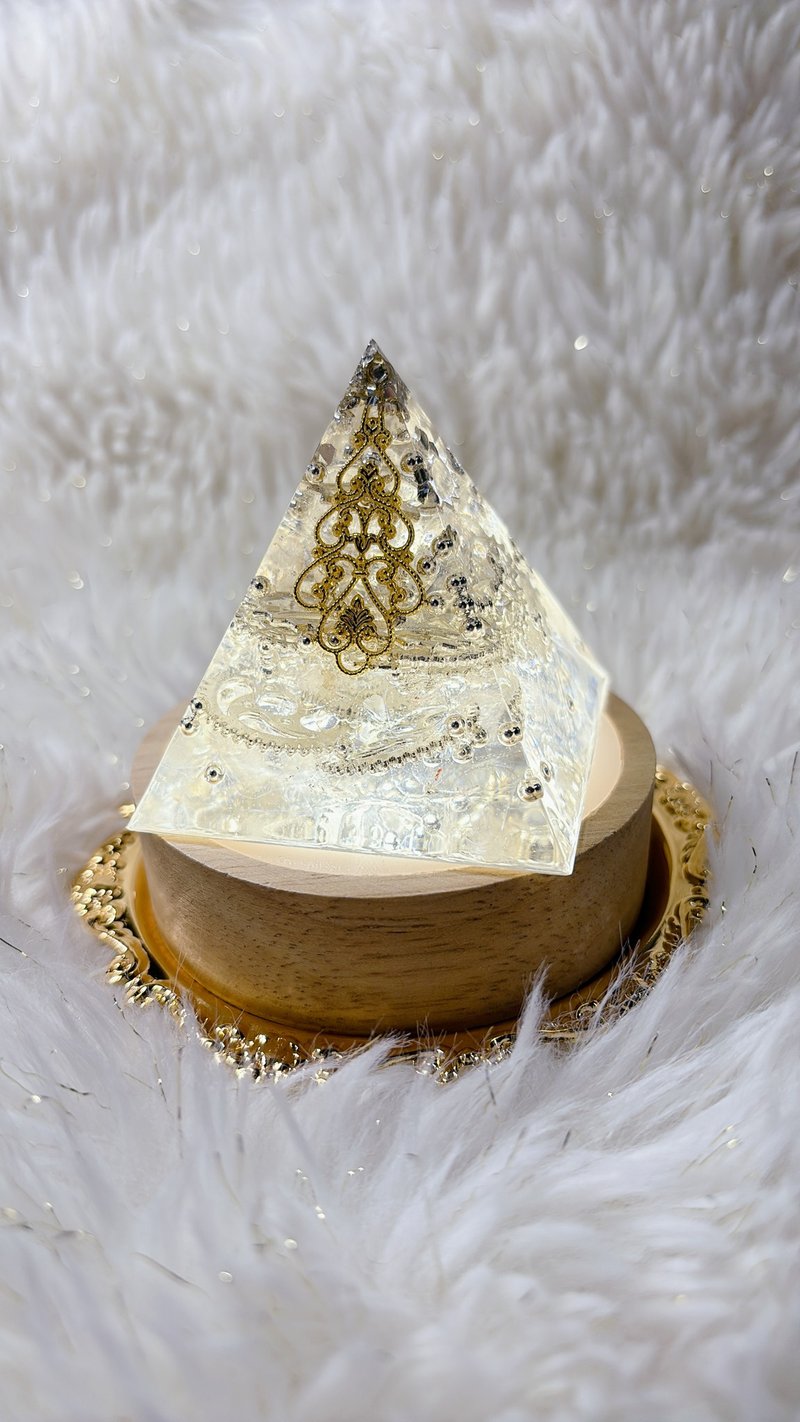 6x6x6.5cm(精巧款) 纯净之能-阿拉斯加白水晶奥刚能量金字塔 - 摆饰 - 水晶 