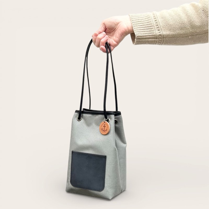 nico 灰 x 黑 拨水加工尼龙 x 意大利皮革 束口袋包 - 侧背包/斜挎包 - 尼龙 灰色