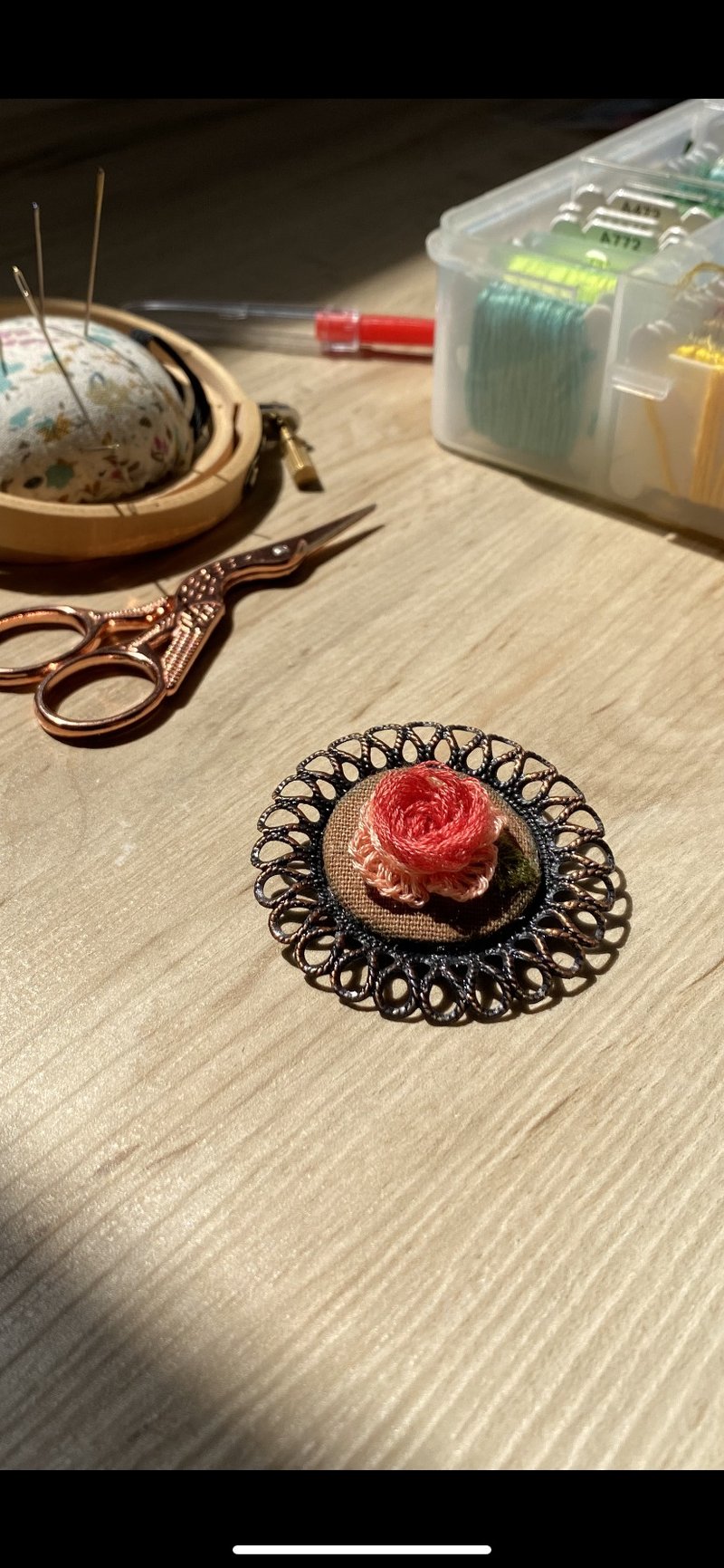 立体花刺绣别针 刺绣胸针 复古别针 手刺绣 - 胸针 - 其他金属 多色