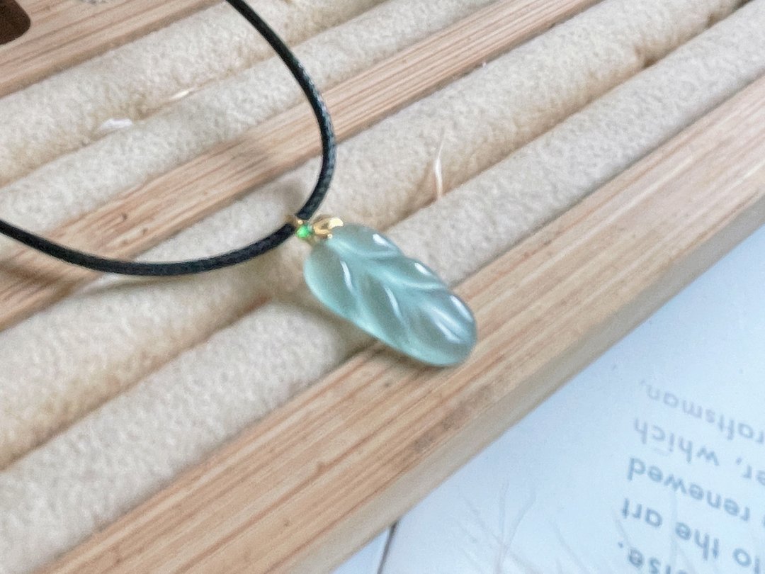 18K纯金 天然瓜料蓝水A货翡翠事业有成、一叶致富吊坠 - 吊饰 - 玉石 白色
