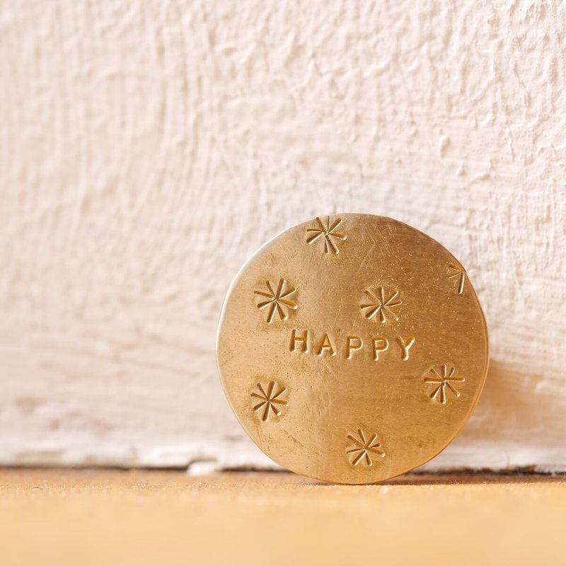 黄铜 HAPPY Chibi 胸针 - 胸针 - 铜/黄铜 金色
