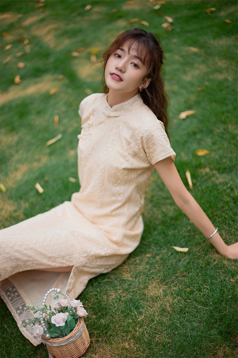 淡黃色 溫柔蕾絲斜襟收腰修身旗袍 新中式中秋春節改良連身裙洋裝 - 旗袍 - 聚酯纤维 黄色