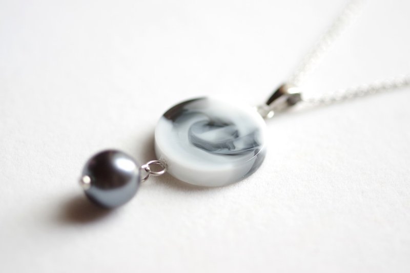 树脂艺术 圆形图案与玻璃珍珠坠饰・漩涡之夜 - 项链 - 树脂 灰色