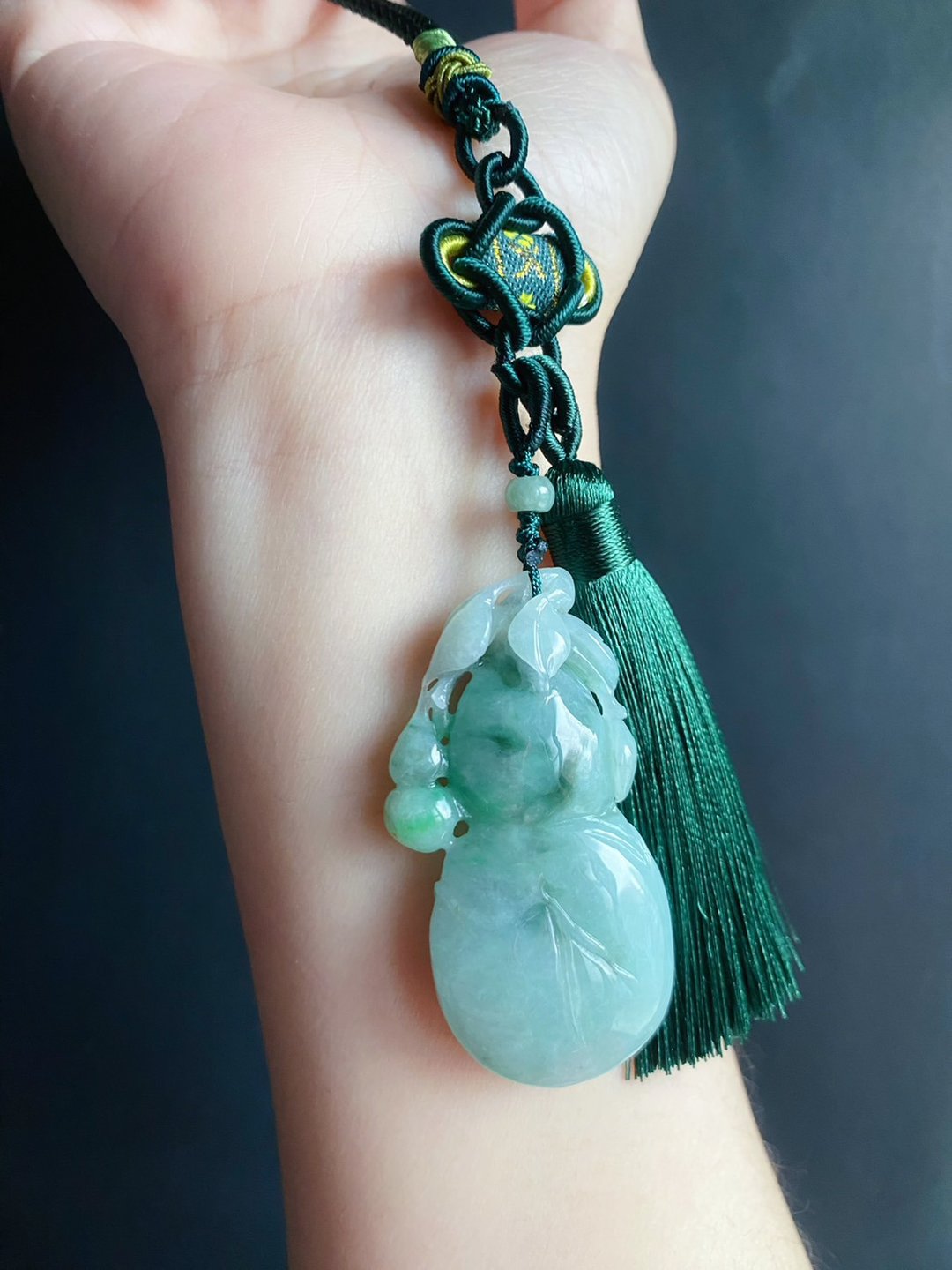【售出】孤品 天然缅甸玉翡翠 翠绿立体手工雕葫芦 礼物 包挂 车 - 吊饰 - 玉石 紫色