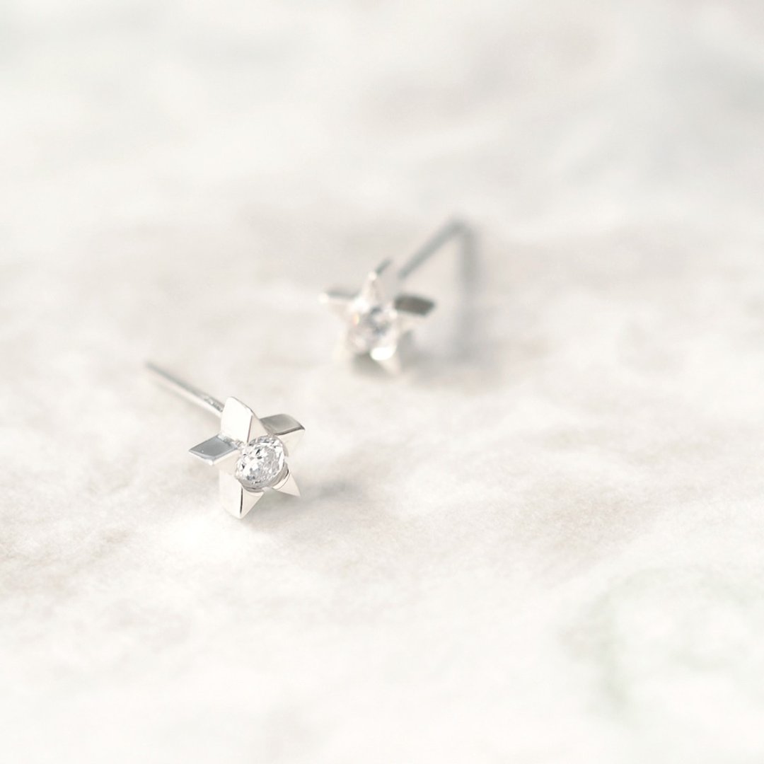 White tiny star earrings Silver 925 - 耳环/耳夹 - 其他金属 银色