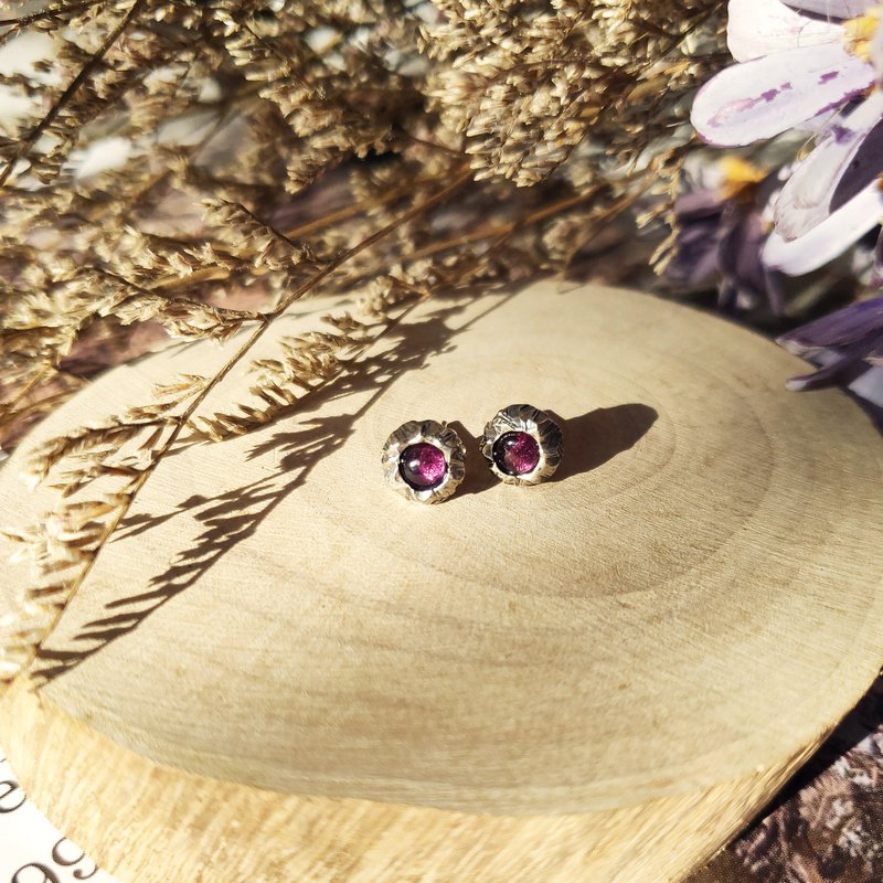 花蕊 925银泰银造型复古紫牙乌耳钉 中性款男女皆可 - 耳环/耳夹 - 水晶 紫色