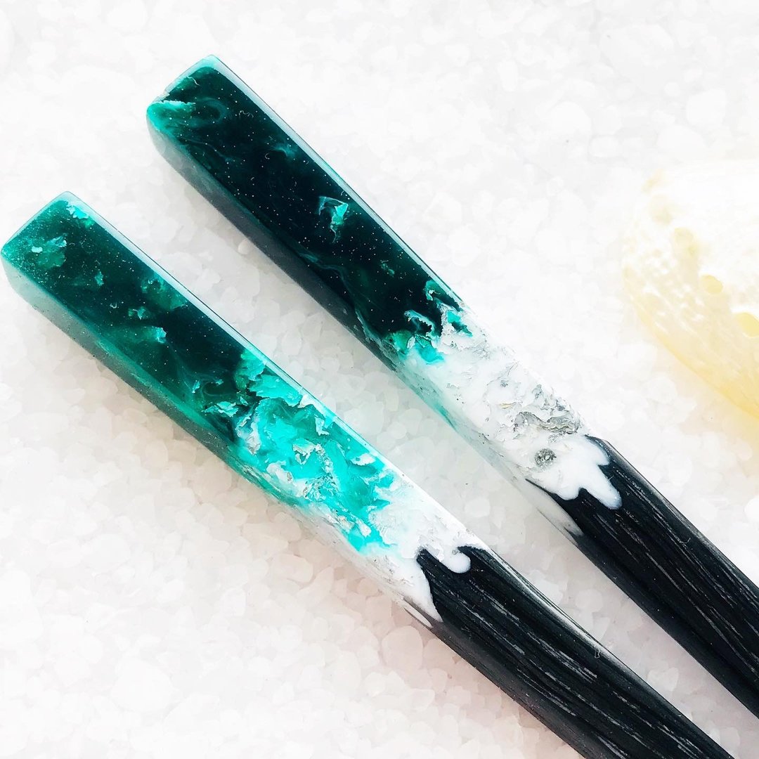 Hair stick with black oak wood, green resin and silver foil, Black oak stick - 发饰 - 木头 绿色