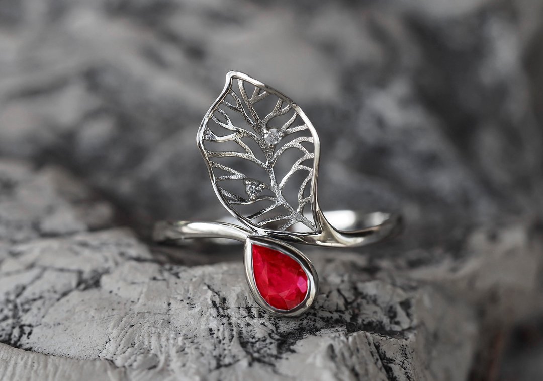 14 kt  gold ring with ruby and diamonds. Floral design ring. - 戒指 - 贵金属 金色