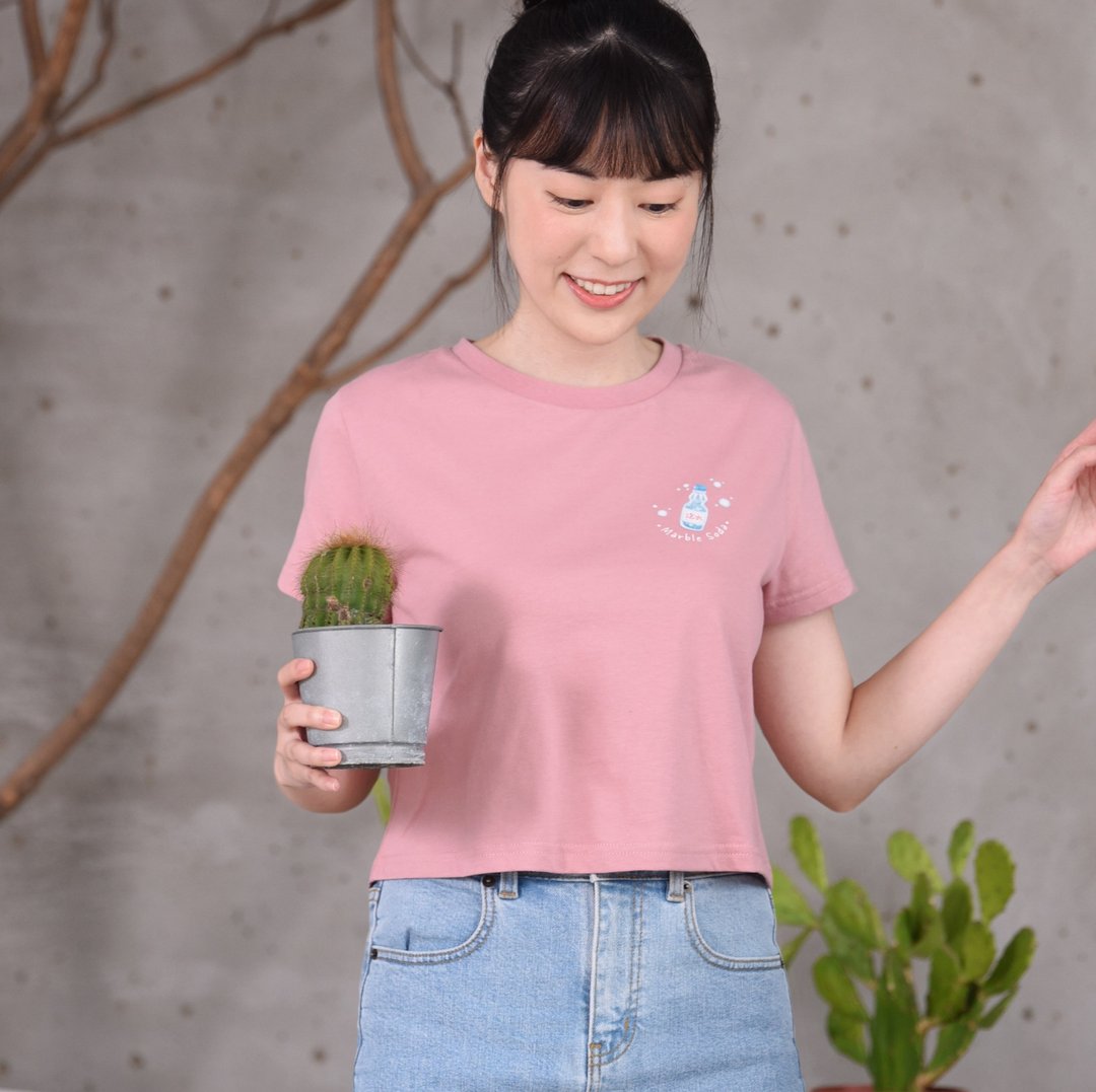 【台湾小吃系列Tee】弹珠汽水。流行短版2色选择。中磅细纤纯棉 - 女装 T 恤 - 棉 