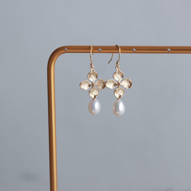 14kgf 复古淡水珍珠花朵垂坠耳环 - 耳环/耳夹 - 半宝石 多色