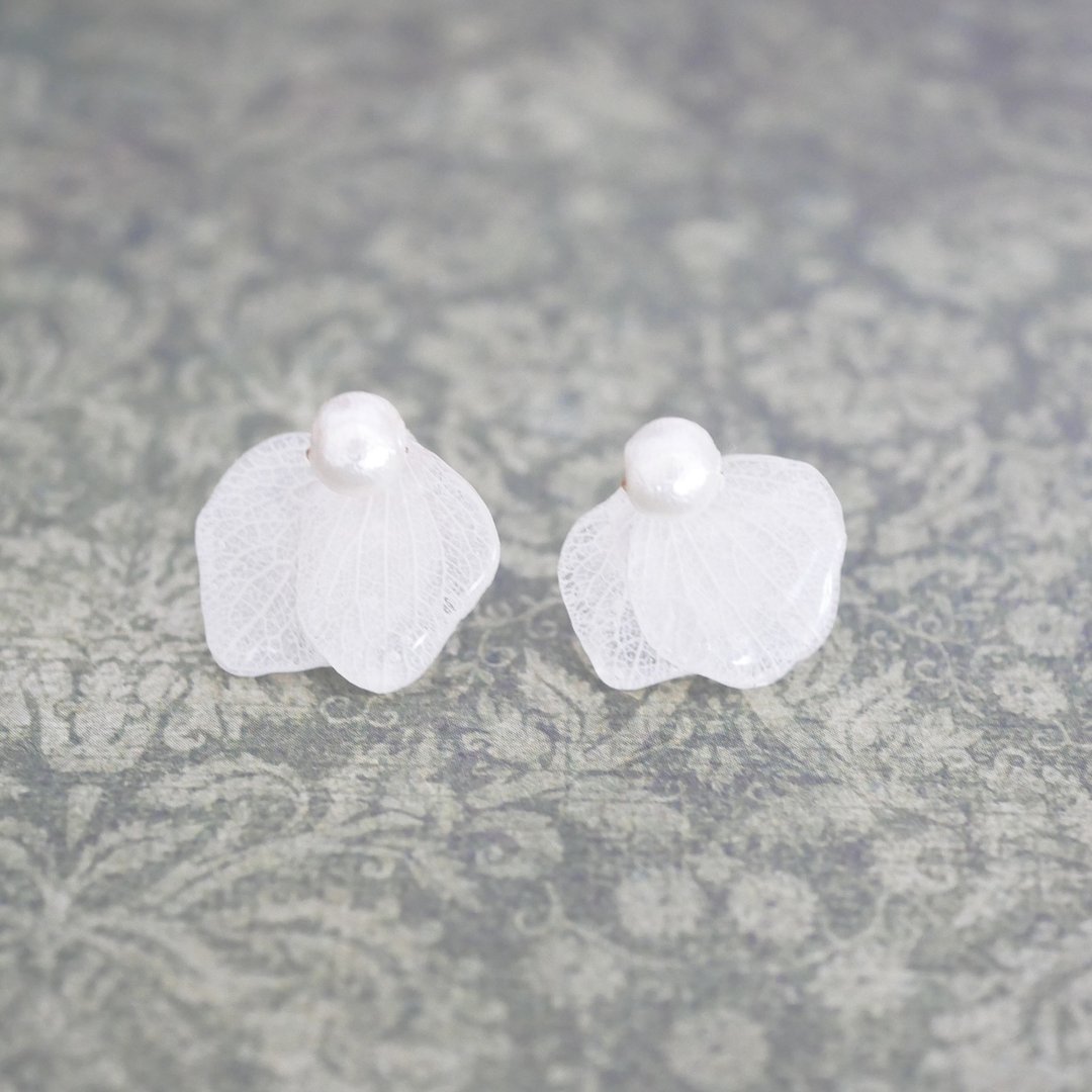 Real hydrangea flower earrings - 耳环/耳夹 - 树脂 白色