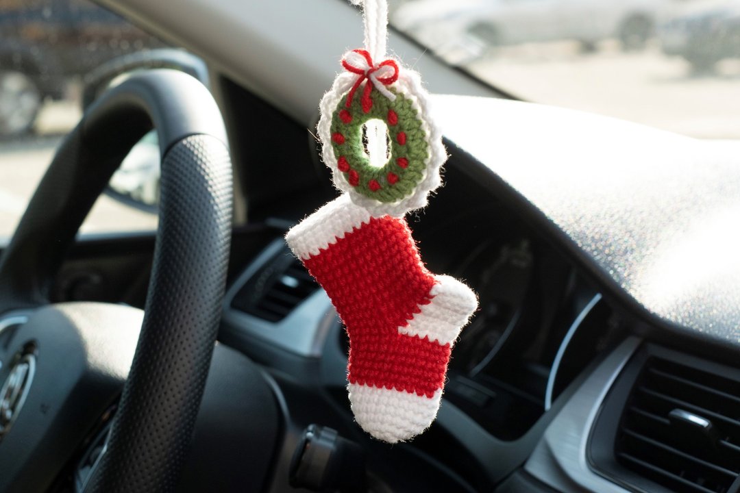 Christmas stocking and wreath car decor, rear view mirror charm, 平安車掛, 针织玩具 汽車用品 - 吊饰 - 棉 红色