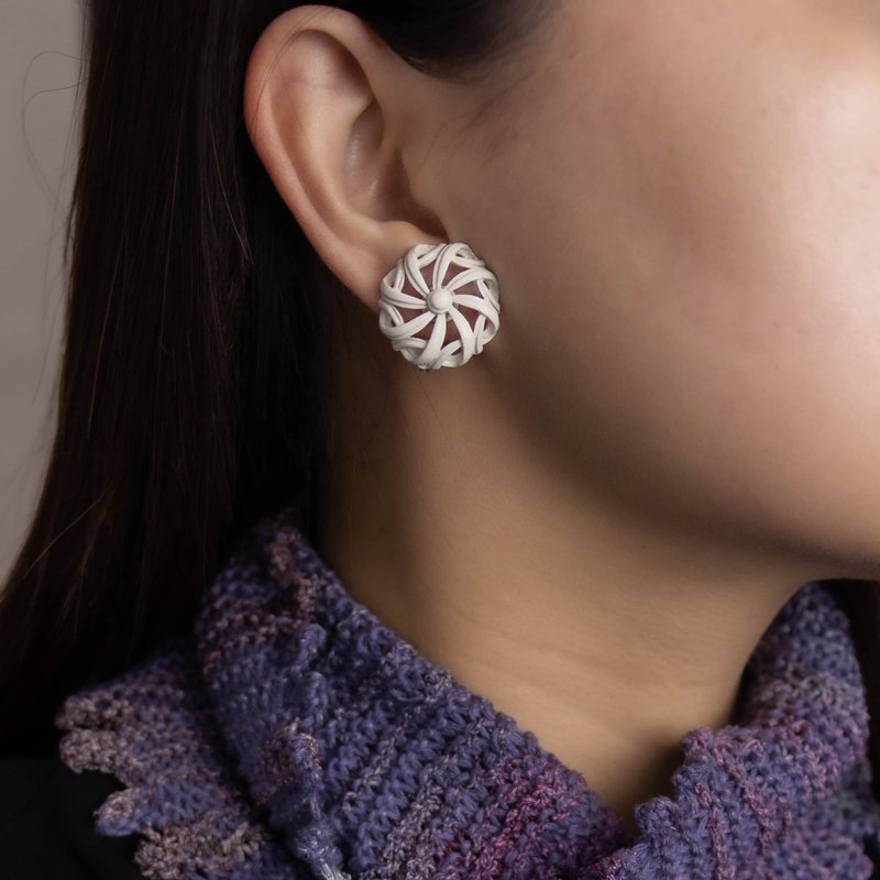 美国Monet品牌古董 白色漆面缎带镂空花球 专利无痛耳夹 - 耳环/耳夹 - 其他金属 白色