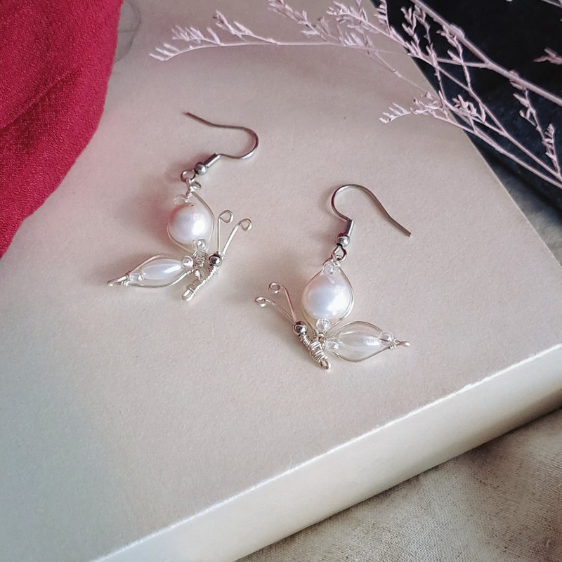 【蝴蝶耳环】珍珠蝶舞。金属线编织耳环 - 耳环/耳夹 - 珍珠 白色