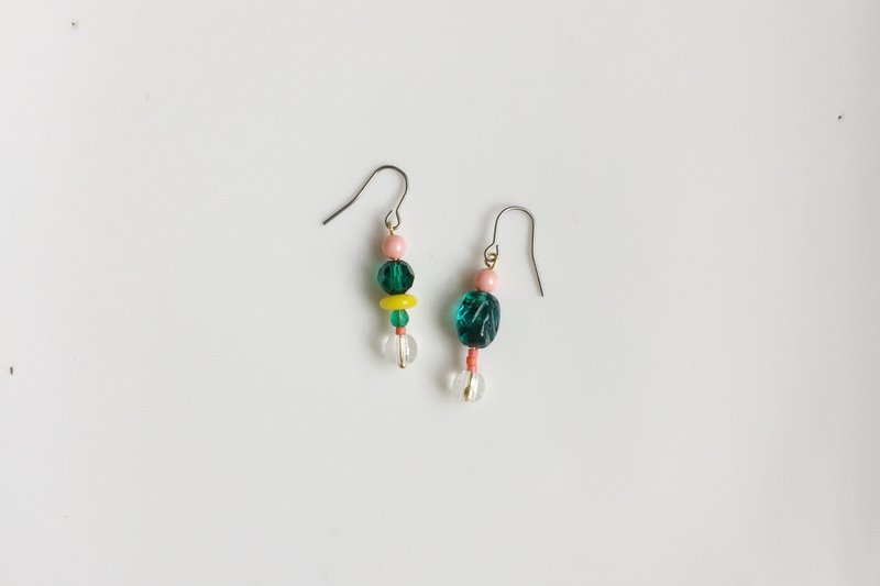 复古花丛 古董珠天然石耳环 - 耳环/耳夹 - 玻璃 多色