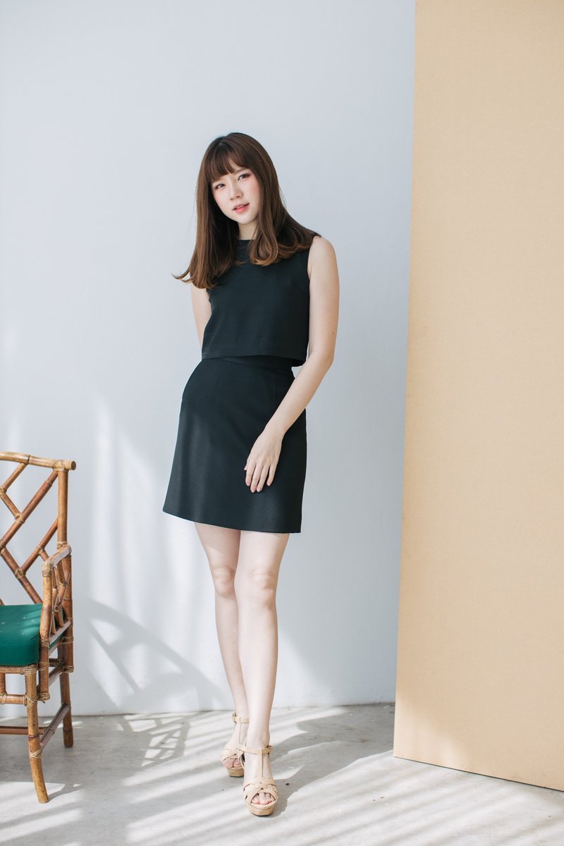 短版上衣与A字裙 黑色 套装 职场穿搭 无袖上衣 - 女装上衣 - 其他材质 黑色