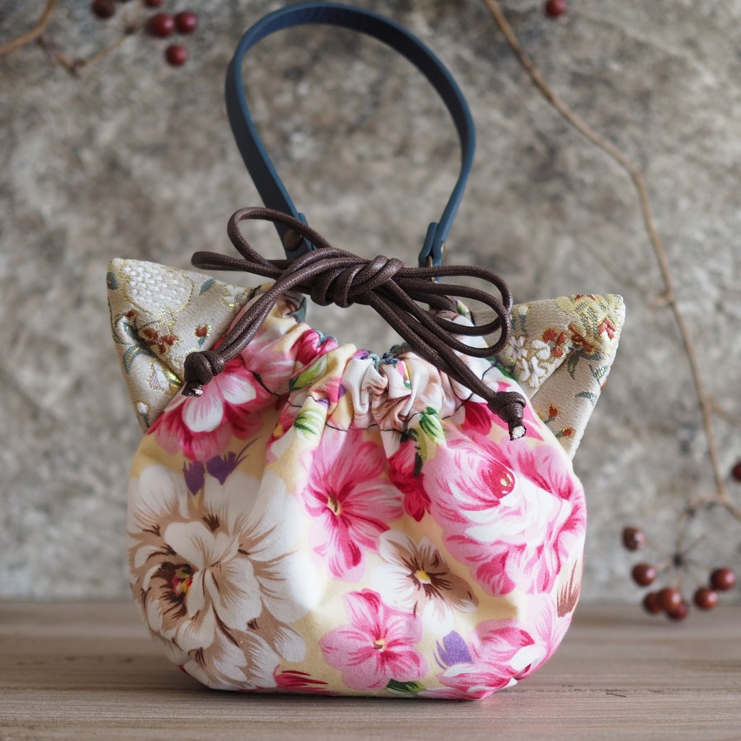 Cat-shaped Taiwanese flower lover pattern x silk fabric regular drawstring pouch (one piece work) - 化妆包/杂物包 - 棉 黄色