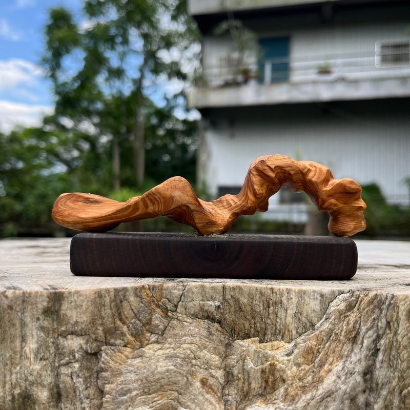 雕刻件　道影　台湾桧木　巴拉圭绿檀底座 - 摆饰 - 木头 橘色