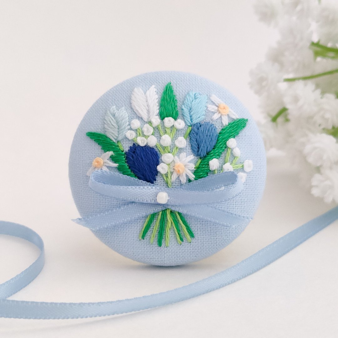 蓝色郁金香花束刺绣胸针或刺绣发圈 - 胸针 - 棉 蓝色
