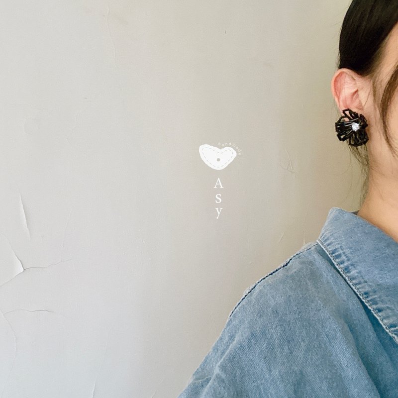 午夜花影・黑色珠珠刺绣耳环 - 耳环/耳夹 - 其他材质 黑色