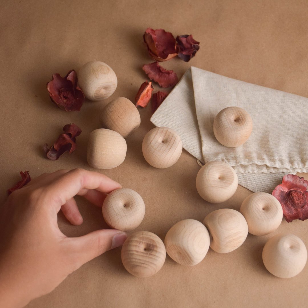 Wood Carved Apples Montessori Toy - 玩具/玩偶 - 木头 卡其色