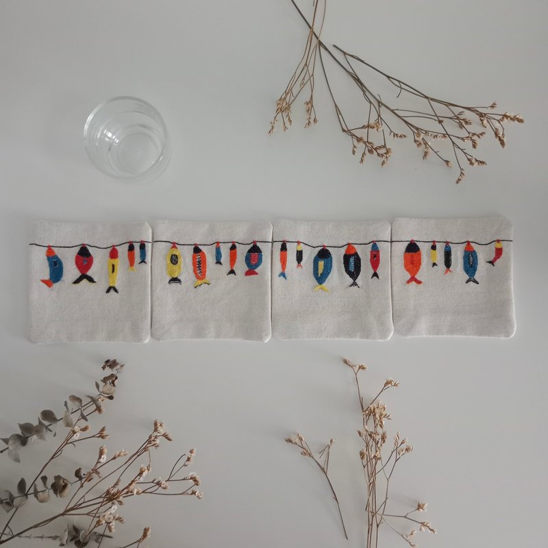 Dried fishes coaster set 4 PCS hand embroidered cottonfabric - 杯垫 - 棉．麻 白色