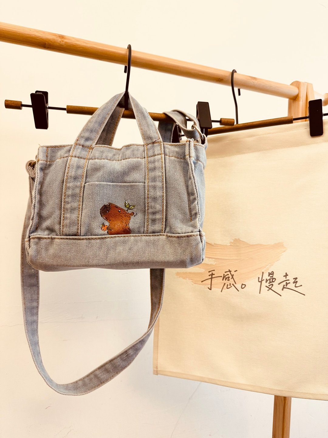 手绘帆布包x卡皮巴拉 水豚君 手提 侧肩背包 大容量小废包 可客 - 侧背包/斜挎包 - 棉 蓝色